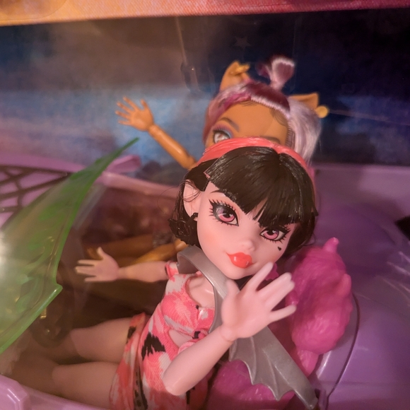 Monster High Clawdeen Wolf and Draculaura Fangtastic Road Trip Playset Dolls - Picture 2 of 5